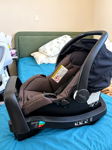 Evenflo infant car seat (rear-facing) - clean, gently used