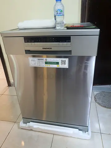 Silver freestanding dishwasher - good condition There is some rust.