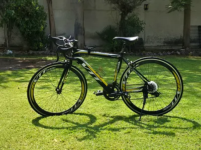 Lightweight road/commuter bike with aero rims - good condition