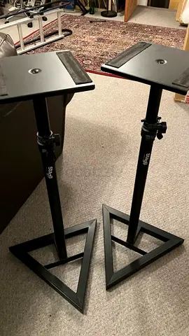 Stand for studio monitors