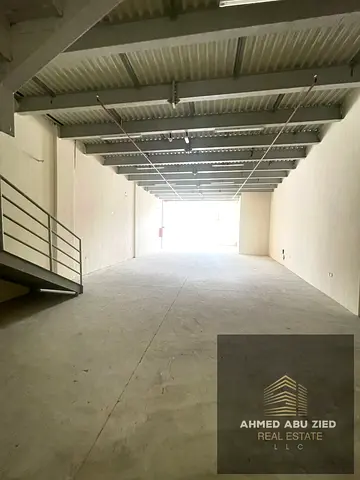 Large warehouse featuring a mezzanine and a restroom. Power capacity: 25 kW. Free parking. Ready for immediate use. Flexible payment terms. Convenient