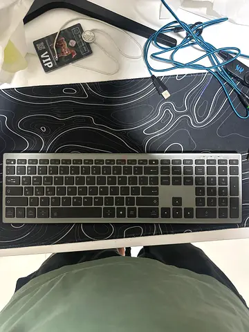 Slim wireless keyboard in good working condition