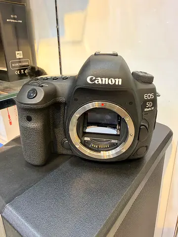 Canon EOS 5D Mark IV body only - used