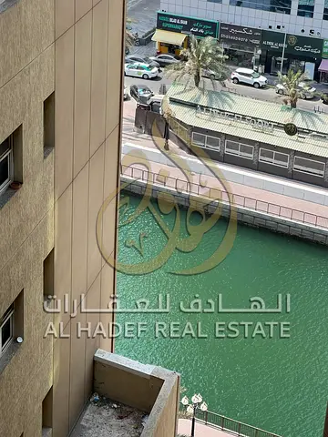 فرصة مميزة للسكن في القصباء داخل شقة واسعة بتصميم عملي ومميز، تتميز بصالة مغلقة وموزع كبير مع تقسيم عملي يوفر خصوصية ومساحات ممتازة، مما يجعلها خيارًا