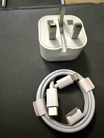 Apple USB-C to Lightning cable and UK 3-pin charger orignal