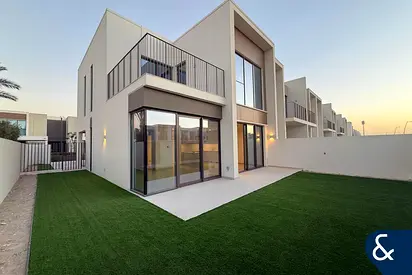 Upgraded Kitchen | Single Row | Landscaped