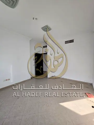 شقة غرفتين وصالة للإيجار السنوي في التعاون قرب دوار التعاون ومخرج دبي موقع مميز جدًا قريب من جميع الخدمات ودفع 4 دفعات فقط بسعر 44 ألف إلى 45 ألف درهم