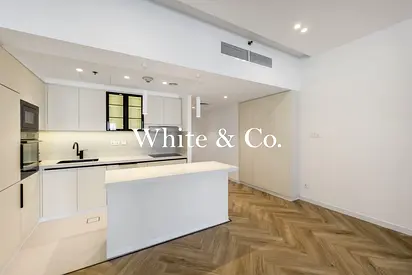 Upgraded 1BR+Study | Lake View | Spacious