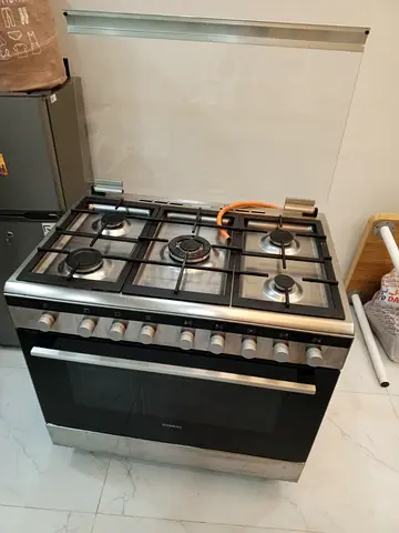 Siemens 5-Burner Stainless Steel Gas Cooker – Lightly Used / Like New