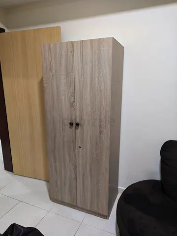 دولابين واحد سنجل والثاني اكبر ممتازين للبيع بعجمان
