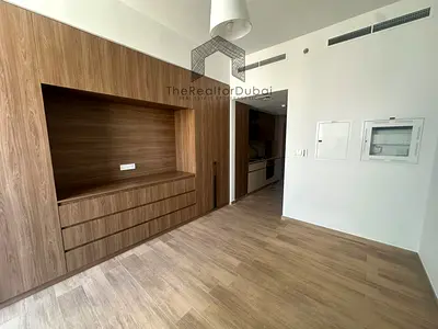 Lower floor unit | 4 cheques | Floor to ceiling window