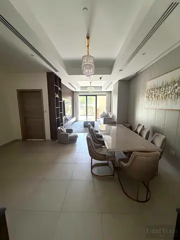 دوبلكس واسع من 4 غرف نوم | إطلالة على حديقة مشرف | تصميم مفتوح