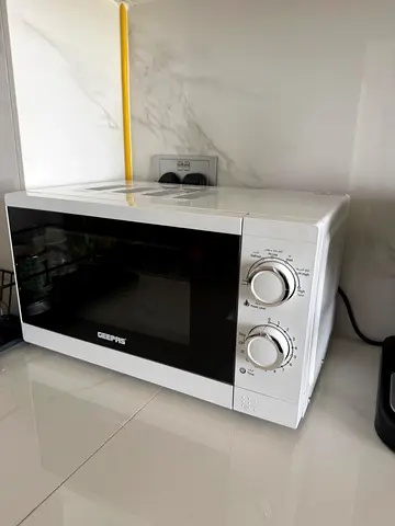 Geepas countertop microwave oven