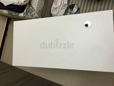 Desk 3 drawers (BUT NOT IN PERFECT CONDITION THE DRAWER) clean good and white color ,price negotiabl