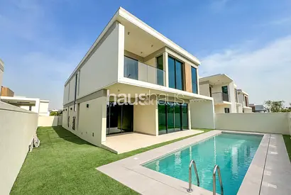 Private Pool | Single Row | Closed Kitchen