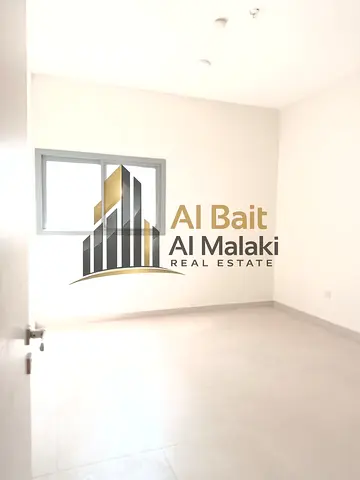 شقة ثلاث غرف وصالة للإيجار في المجاز 2 بإطلالة مفتوحة ومساحات واسعة وحمامات 3، موقع مميز وسكن راقٍ، متاح الدفع على 4 أو 6 دفعات، بسعر سنوي 55,000 درهم