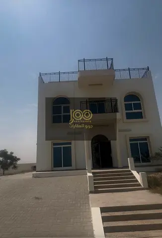 فيلا طابقين 5 غرف بإطلالة مباشرة على البحر