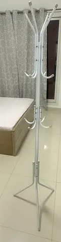 White Metal clothes Rack in excellent condition