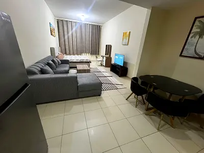 شامل الفواتير / موقع استراتيجي / فل خدمات / مساحه كبيره مع خزائن في الحائط