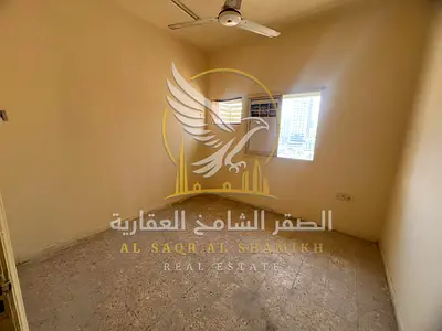 غرفتين وصالة للإيجار في أبو شغارة الشارقة مساحة واسعة وعقد عزاب وموقع حيوي قريب من الخدمات والمرافق