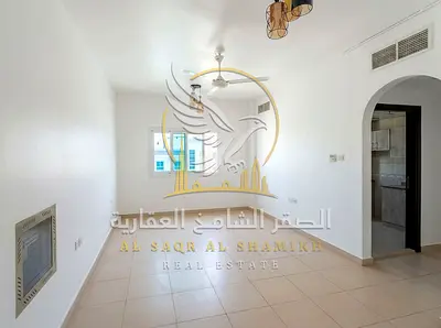 غرفة وصالة للإيجار في القليعة الشارقة مساحة واسعة وتكييف مركزي وحمامين وبناية عائلية وموقع حيوي
