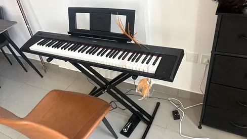 Yamaha Piaggero NP32 Digital Piano/Keyboard with X-Stand and Sustain Pedal/ set black piano chair