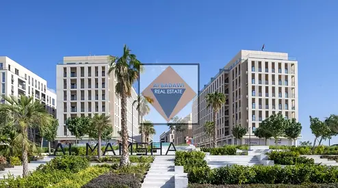 استوديو كبير جداً يضم غرفة خاصة ومطبخاً واسعاً