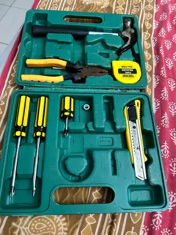 Basic 10-piece Home Hand Tool Kit – Hammer, Pliers, Screwdrivers, Cutter, Incomplete