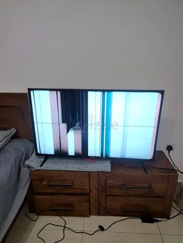Broken 55-inch LED TV with cracked screen - for parts/repair