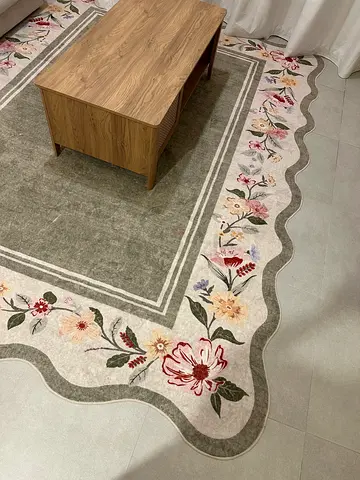 Long floral scalloped runner rug in good condition