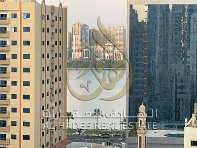 بلكونة بإطلالة بحرية – تكييف وغاز مركزي – تشطيبات حديثة – بناية مناسبة للعائلات – تسهيلات في السداد – متاح باركينج ترابي .
