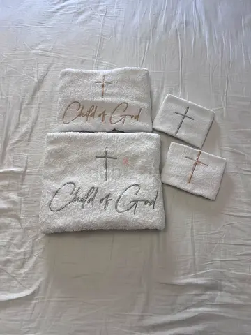 Set of 4 White Embroidered Bath Towels (Good Condition)
