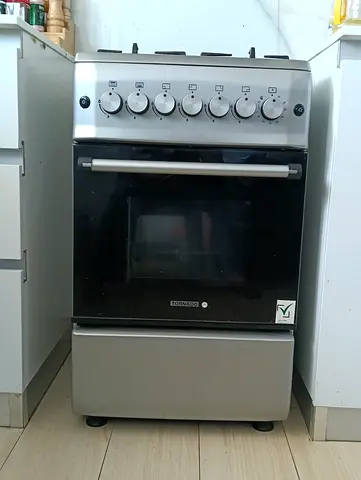 4-burner freestanding gas oven and cooker - good working condition