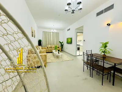 شقة فخمه غرفه وصاله مفروشة للإيجار الشهري! شامله الفواتير والإنترنت, بإطلالة رائعة, موقع حيوي, وتشطيبات ممتازة، جاهزة للسكن فوراً.