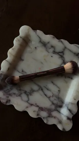 Hourglass ambient lighting brush