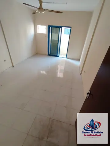 غرفتين وصالة بمساحة كبيرة جدًا في الشويهين، موزع واسع، بلكونتين، حمامين، مطبخ واسع بخزائن وغاز مركزي، بدون تكييف، قريب من سوبر ماركت الفلق وعلى الطريق