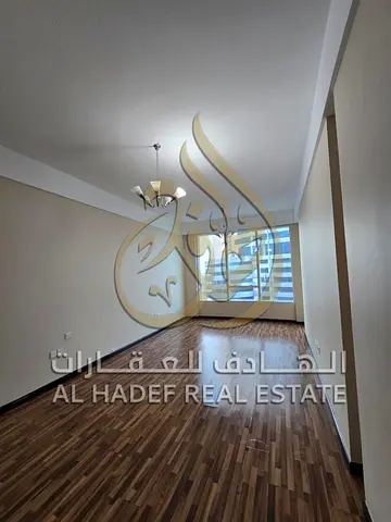 للإيجار في الشارقة المجاز 3 شقة فاخرة 4 غرف و2 صالة وغرفة خادمة ماستر وغرفتين ماستر إطلالة بحرية من جميع الغرف وبلكونتين وتشطيبات فاخرة جيم ومسبح وساو