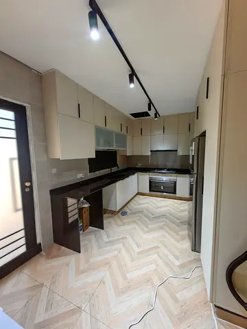 Modern L-shaped Kitchen Cabinets with Built-in Oven and Granite Countertops
