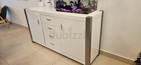 Dining table with 6 chairs and sideboard