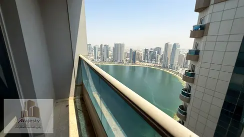 🌊 للبيع شقة مميزة بإطلالة على بحيرة الممزر – الشارقة ✨ موقع مميز – خط أول على البحيرة – شقة فاضية وجاهزة للسكن