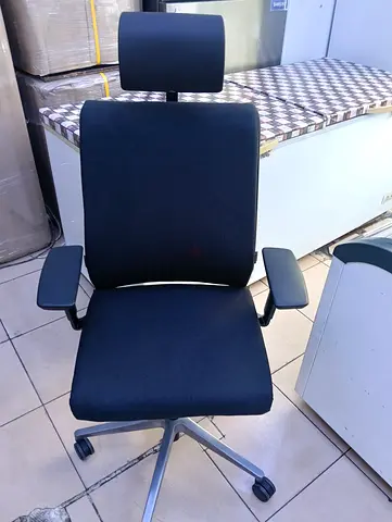 Steelcase headrest chair for selling.fully loaded chair