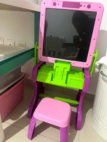 Kids activity easel with stool - pink/green