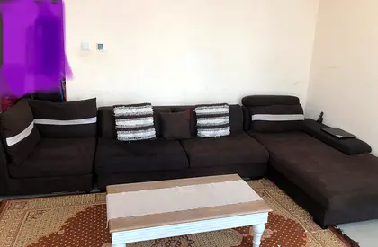 ركنة حالتها جيده جدا ومريحة جدا وواسعه  معاها ترابيزة وسط وترابيزة تلفزيون
