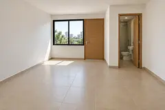 1 bed room with bathroom