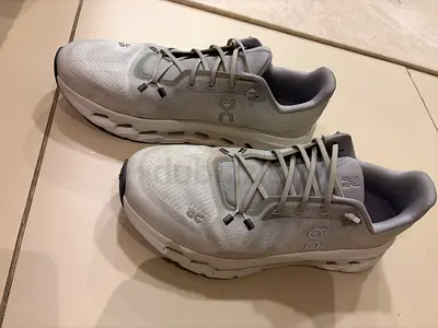 On Running shoes men