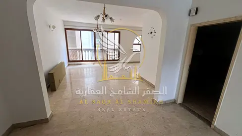 شقة دوبلكس للإيجار السنوي في القليعة 4 غرف وصالة مسبح مجانى مساحات واسعة مسبح مجاني تكييف مركزي خزائن بالحائط باركن رملي واسع مجاني