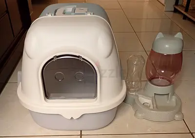 Covered Cat Litter Box with Matching Cat Waterer/Feeder - Good Condition