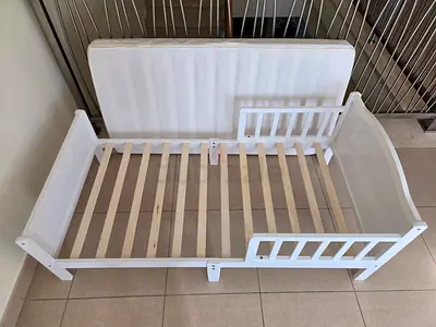 White Wooden Toddler Bed Frame with Mattress 140x70cm (Good condition)