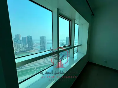 شقة واسعة من وصالة مع إطلالة على البحر وتكييف مجاني وباركن وجيم ومسبح