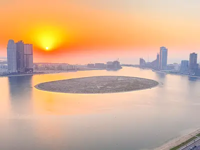 3 غرف وصالة في الخان، غرفة خادمة ماستر، خزائن بالحائط، بلكونتين، تكييف مجاني، إطلالة بحرية، باركنغ، جيم ومسبح. السعر 80 ألف.
